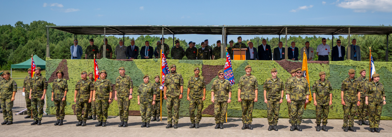 Nástup oceněných před tribunou