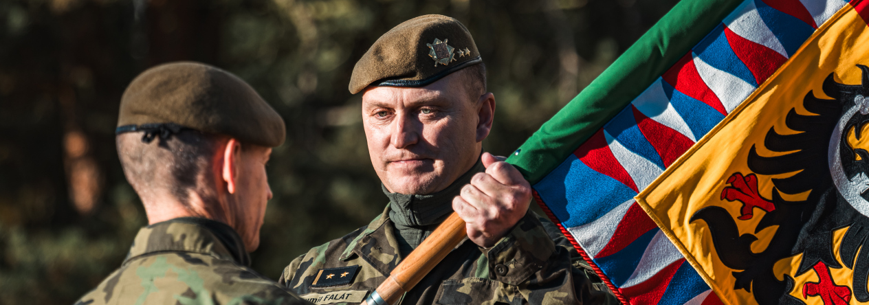 pplk. Bohumil Falát přebírá bojový prapor