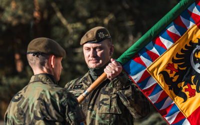 pplk. Bohumil Falát přebírá bojový prapor