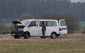 dekontaminační tým provádí dezinfekci vozidla