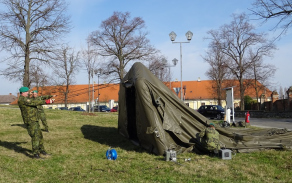 výstavba nafukovacích stanů o Vojenské nemocnice v Olomouci 153. ženijním praporem