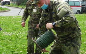 7_rozvinovani_privodniho_vedeni_ke_stanovisti_roznetove_hlidky.jpg