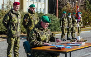 slavnostní nástup při předávání  a převzetí funkce velitele 15. ženijního pluku